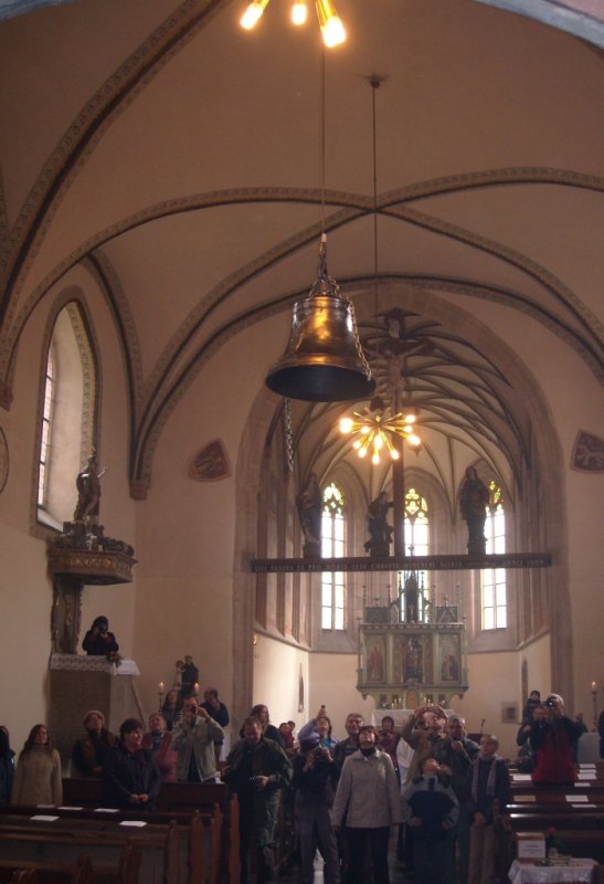 3. ?íjna 2010 v kostele Všech Svatých na Roudné. Zvon nad hlavami diváků je tažen do zvonice.