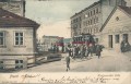na k?ižovatce tehdejší Karlovarské a Lochotínské ulice u tramvajové zastávky. V pozadí se skví dva roky stará budova školy. 1904.